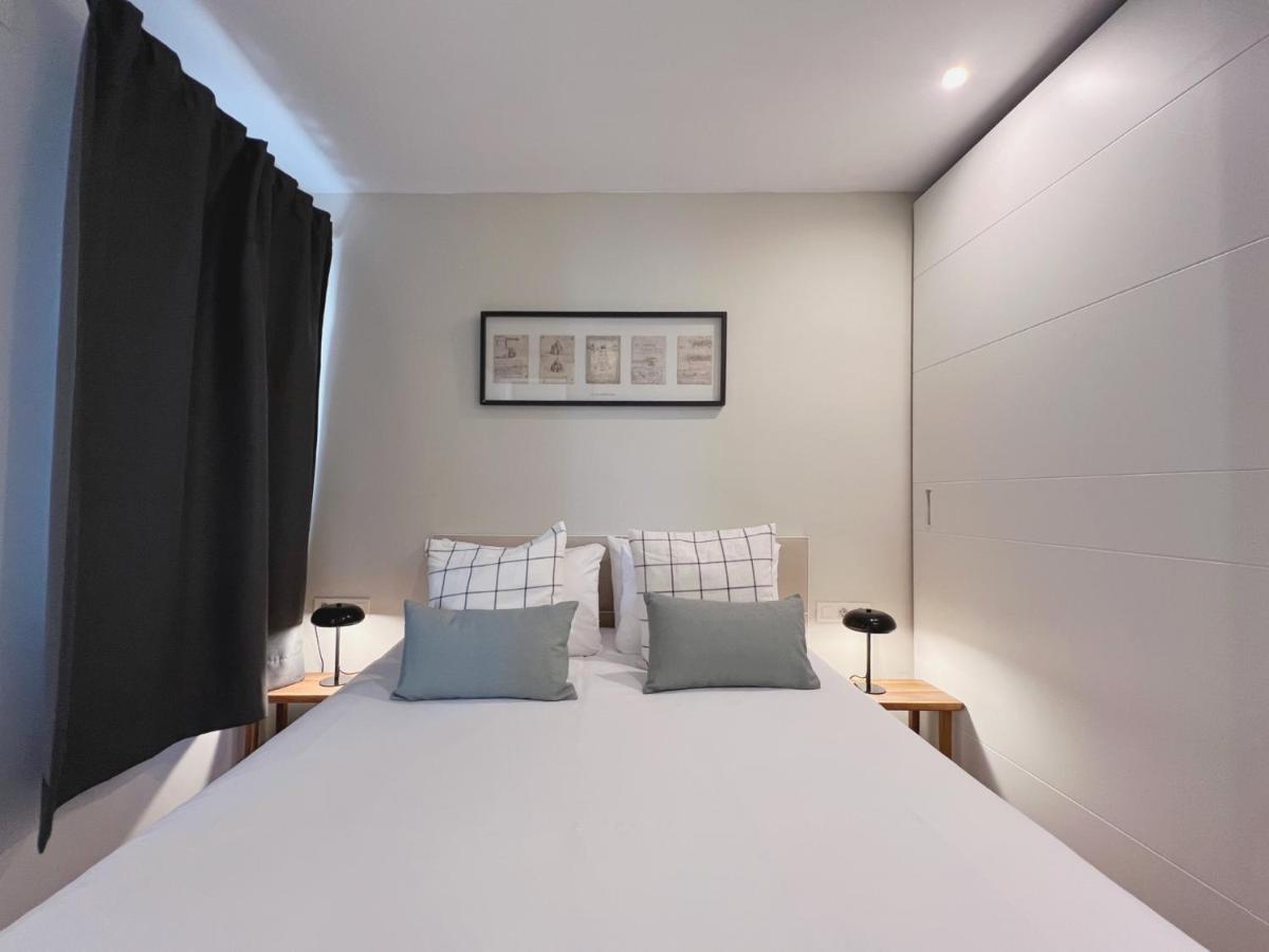 Stay U-Nique Apartments Sants II Barcelona Bagian luar foto